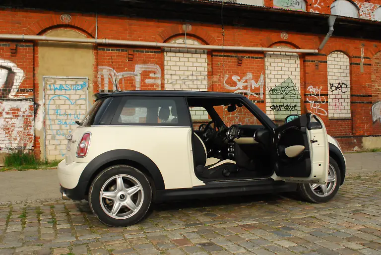 Citroen-DS3-vs-Mini-2010-04-30-09-38-54