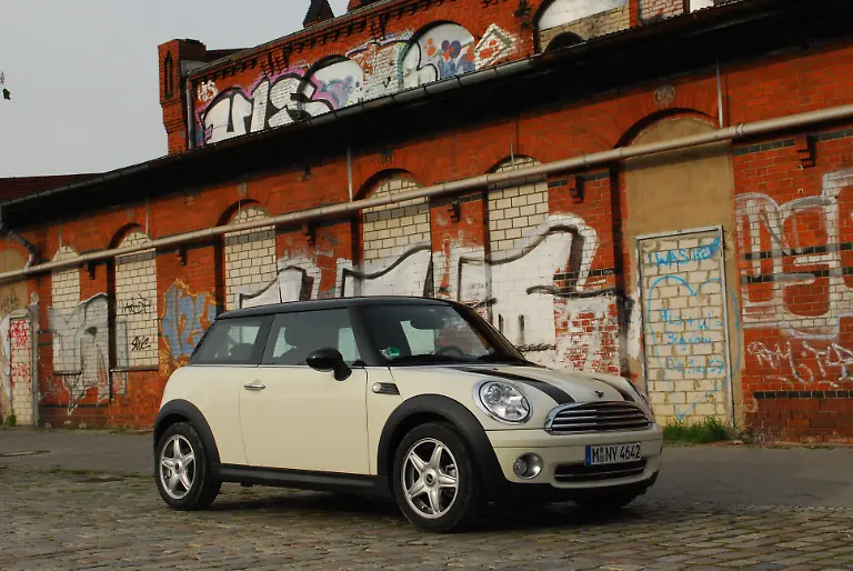 Citroen-DS3-vs-Mini-2010-04-30-09-38-51-2