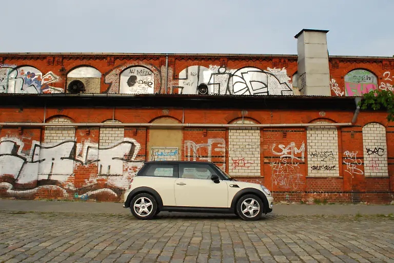 Citroen-DS3-vs-Mini-2010-04-30-09-38-48-1