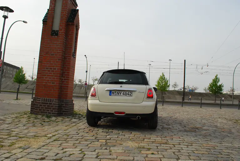 Citroen-DS3-vs-Mini-2010-04-30-09-38-15-1