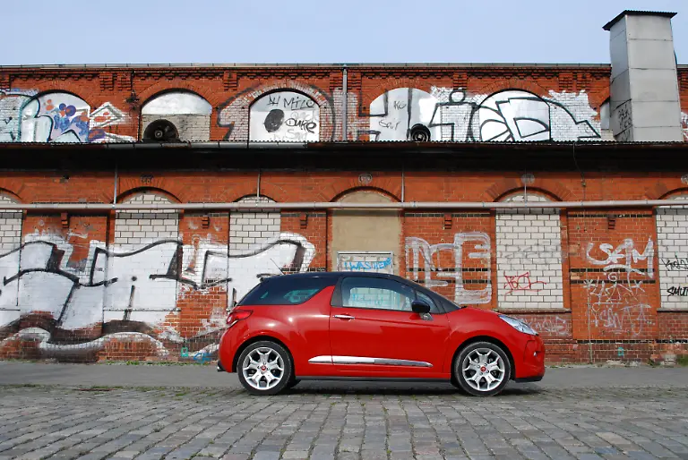 Citroen-DS3-vs-Mini-2010-04-30-09-38-11-1