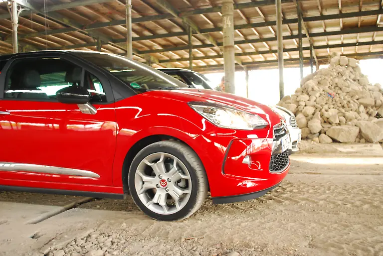 Citroen-DS3-vs-Mini-2010-04-30-09-37-53-1