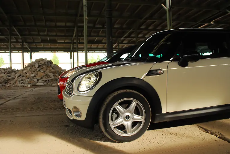 Citroen-DS3-vs-Mini-2010-04-30-09-37-52-1