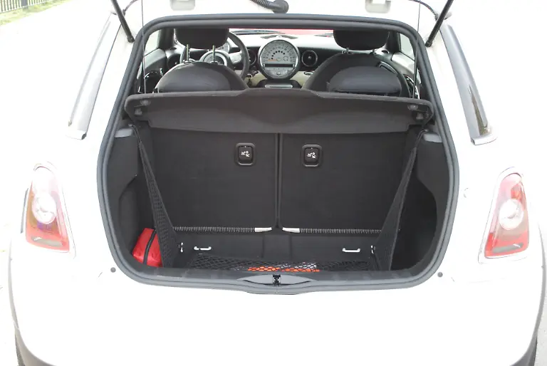 Citroen-DS3-vs-Mini-2010-04-30-09-37-17-2