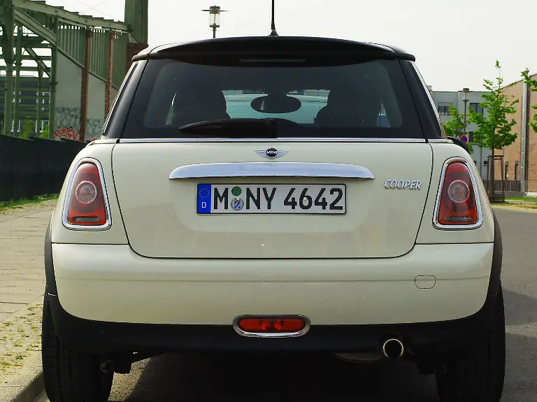 Citroen-DS3-vs-Mini-2010-04-30-09-37-11-2