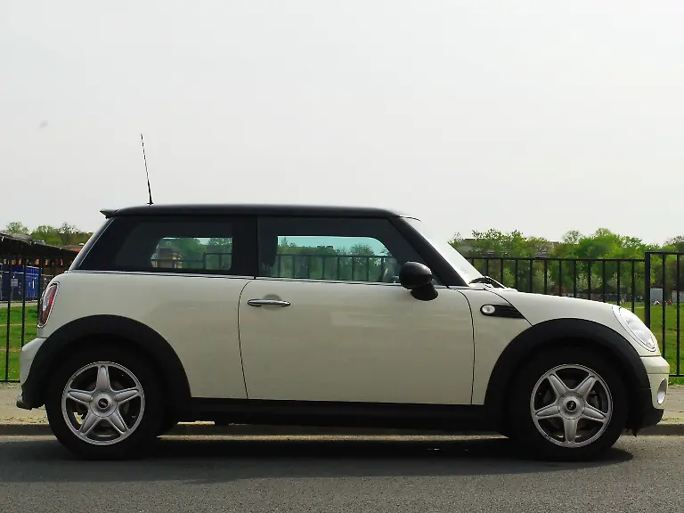 Citroen-DS3-vs-Mini-2010-04-30-09-37-02-2