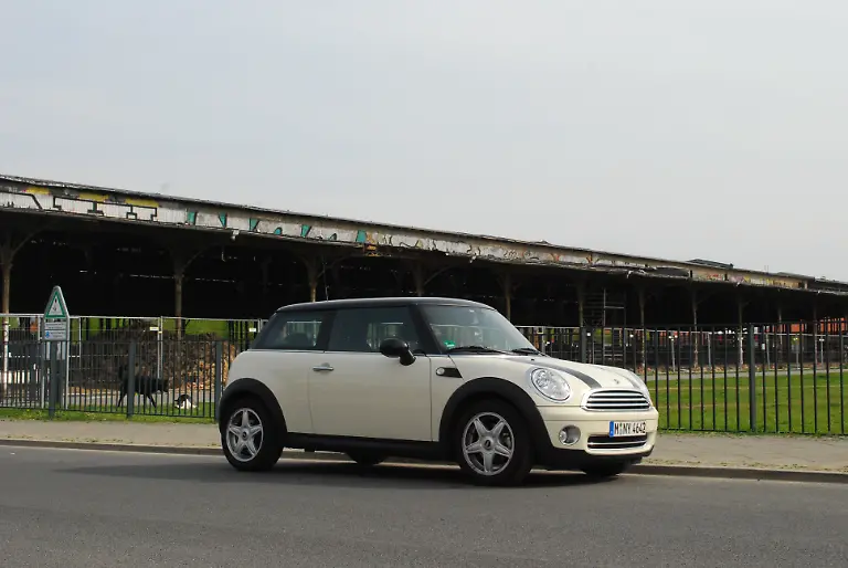 Citroen-DS3-vs-Mini-2010-04-30-09-37-02-1