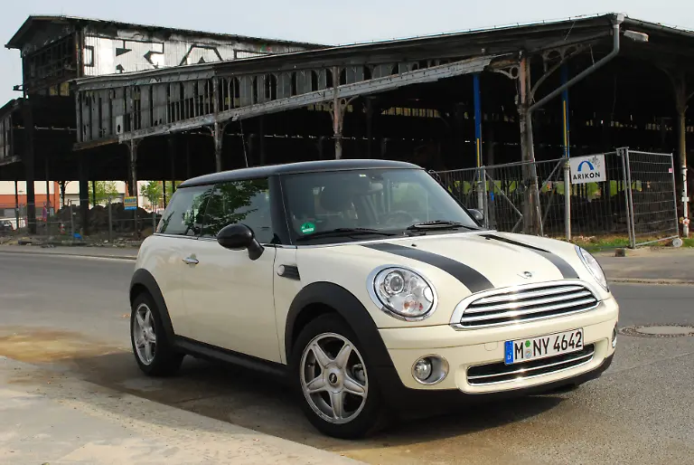 Citroen-DS3-vs-Mini-2010-04-30-09-37-01-1