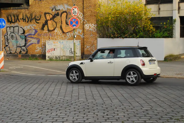 Citroen-DS3-vs-Mini-2010-04-30-09-40-13-1