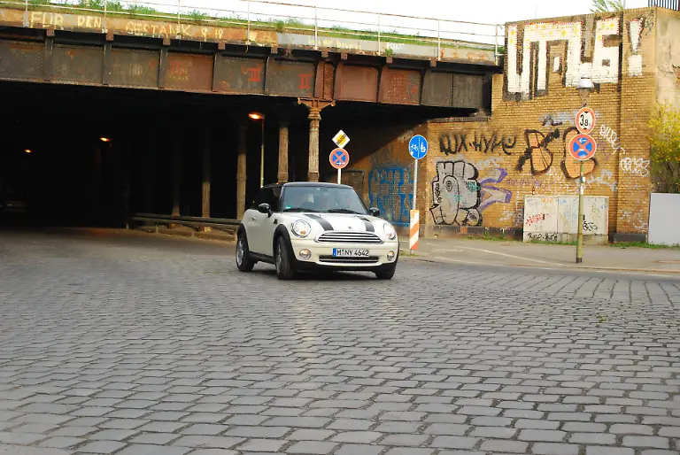 Citroen-DS3-vs-Mini-2010-04-30-09-39-52