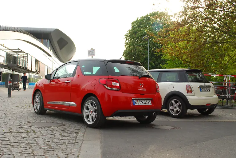 Citroen-DS3-vs-Mini-2010-04-30-09-39-27