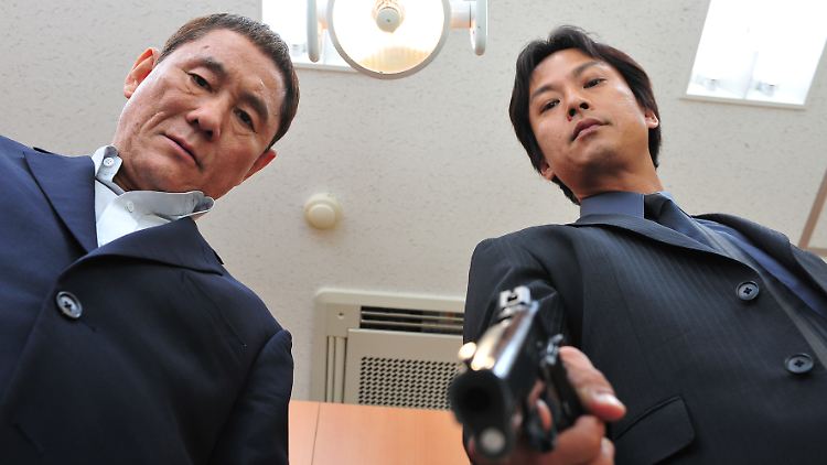 "Ey, du Arschloch": Otomo (l.) und seine "rechte Hand" sind nicht zimperlich.