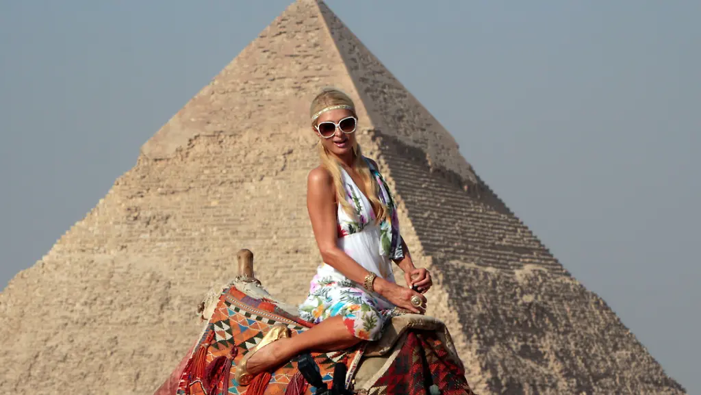Mideast-Egypt-Paris-Hilton-AMR103-jpg5101277269674400169