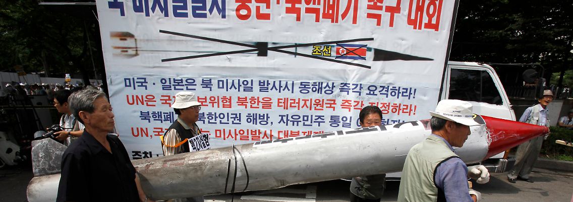 Südkoreanische Demonstranten protestieren in Seoul gegen die Raketenstarts des nördlichen Nachbarn.