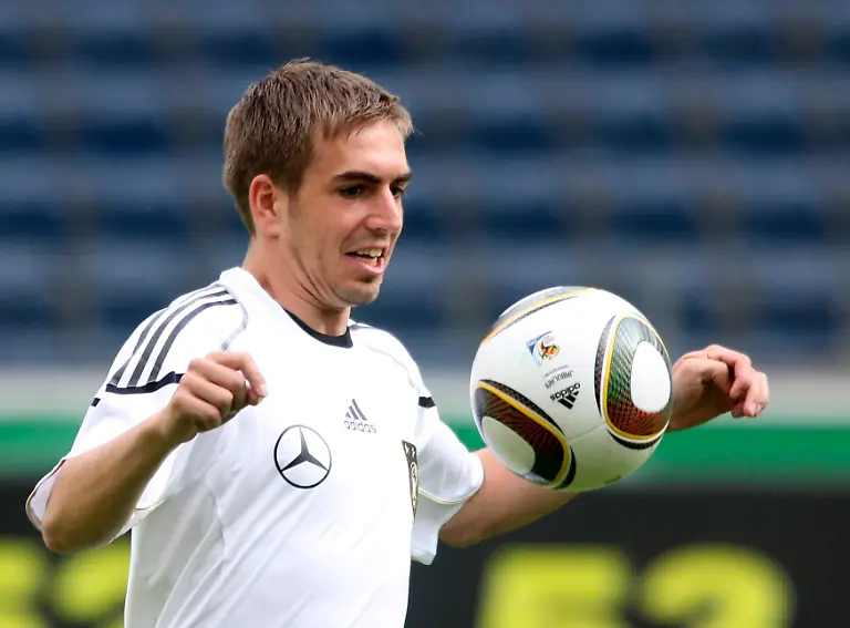 2010-06-02T180253Z-01-ROR06-RTRMDNP-3-SOCCER-WORLD-GERMANY-JPG8084973727385638931