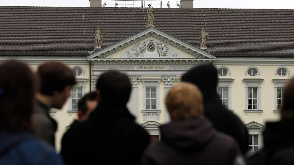 2010-06-01T130848Z-01-TOB09-RTRMDNP-3-GERMANY-PRESIDENT-JPG4859966493312135579