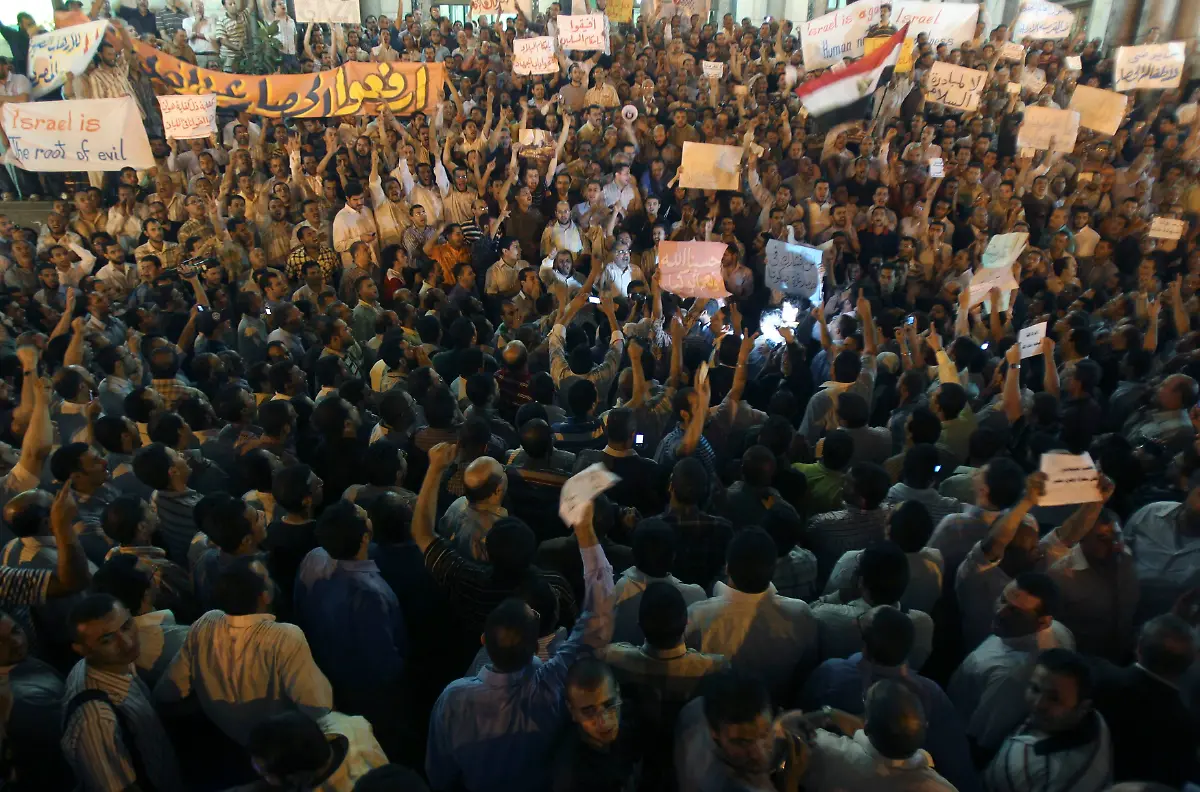 2010-05-31T205043Z-01-CAI502-RTRMDNP-3-EGYPT-JPG8275583098322120274