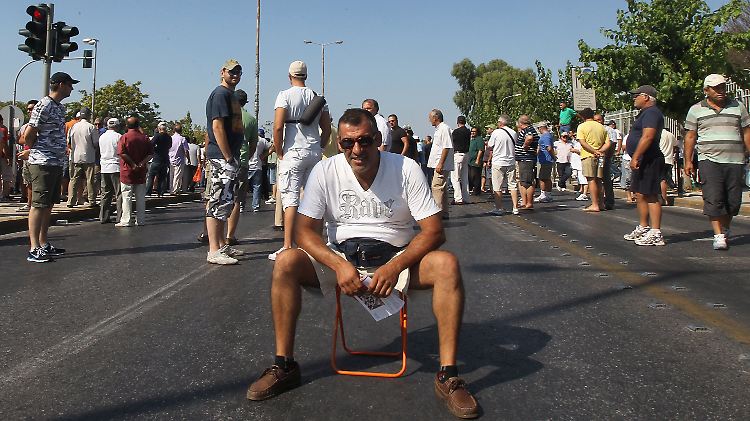 Straßenblockade in Athen: Die Taxieigner protestieren mit ihren Streiks gegen mehr Wettbewerb in der Branche.