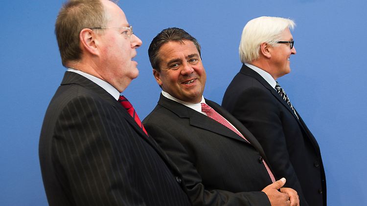 "Erinnert an die gute alte Zeit": Steinbrück, Gabriel und Steinmeier (von links) vor der Bundespressekonferenz.