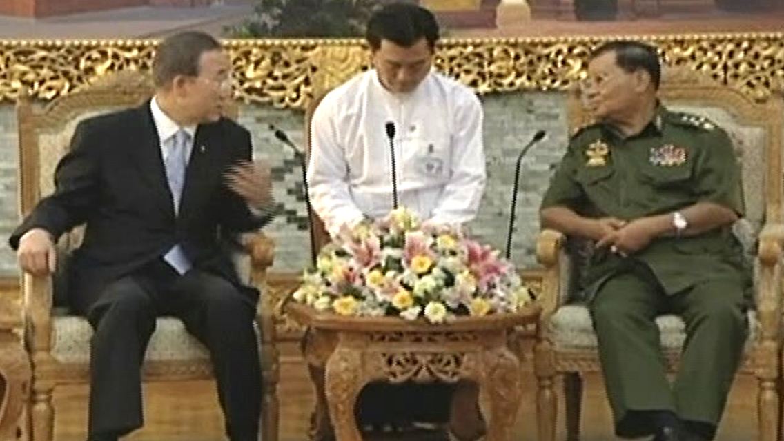 Birmas Juntachef Than Shwe (r) zeigt sich mit UN-Generalsekretär Ban (l).