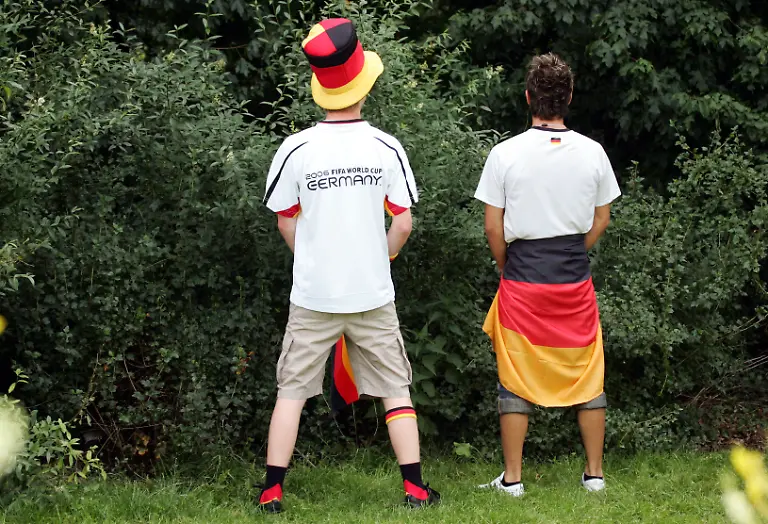 Pinkelnde-Fussballfans