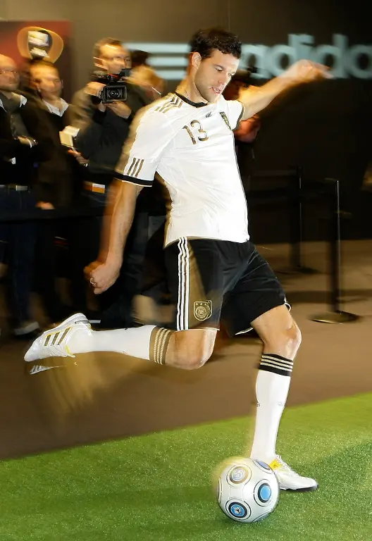 2010-05-17T101629Z-01-REH01-RTRMDNP-3-SOCCER-WORLD-GERMANY-BALLACK-JPG1159762810092674589