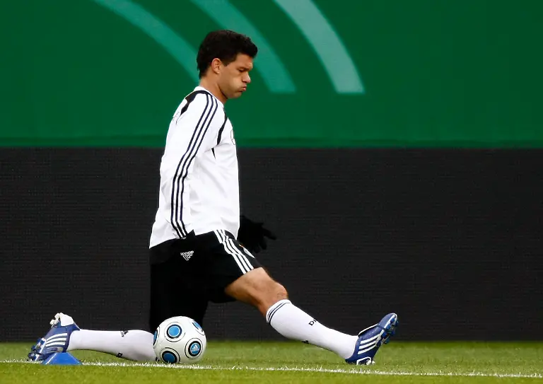 2010-05-17T101331Z-01-CHA118-RTRMDNP-3-SOCCER-WORLD-GERMANY-BALLACK-JPG6847054156965169468