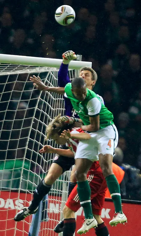 2010-05-15T194046Z-01-BER253-RTRMDNP-3-SOCCER-GERMANY-JPG7113300378027127284