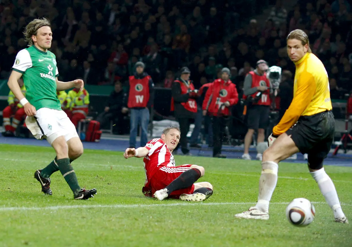 2010-05-15T200124Z-01-BER268-RTRMDNP-3-SOCCER-GERMANY-JPG4985872351036973990