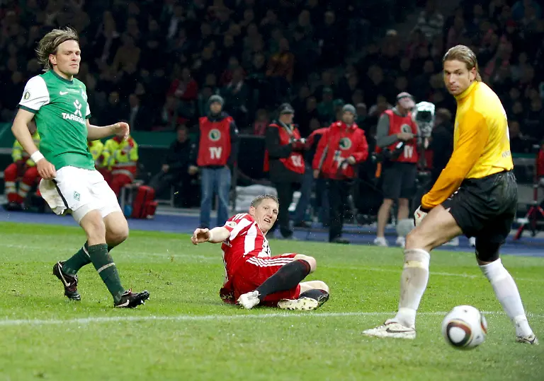 2010-05-15T200124Z-01-BER268-RTRMDNP-3-SOCCER-GERMANY-JPG4985872351036973990