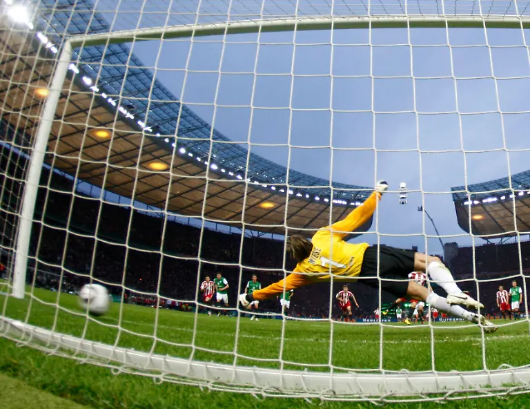 2010-05-15T192539Z-01-BER615-RTRMDNP-3-SOCCER-GERMANY-JPG4468824719388773381