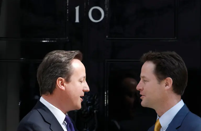 2010-05-12T090307Z-01-LON701-RTRMDNP-3-BRTAIN-ELECTION-JPG7169431203664599433