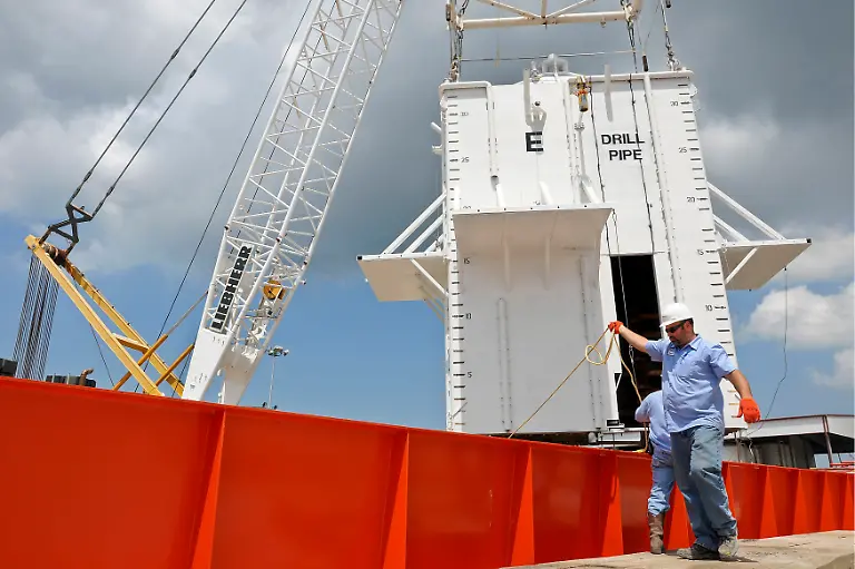 2010-05-06T183303Z-01-WAS502-RTRMDNP-3-OIL-RIG-JPG241515304305228744