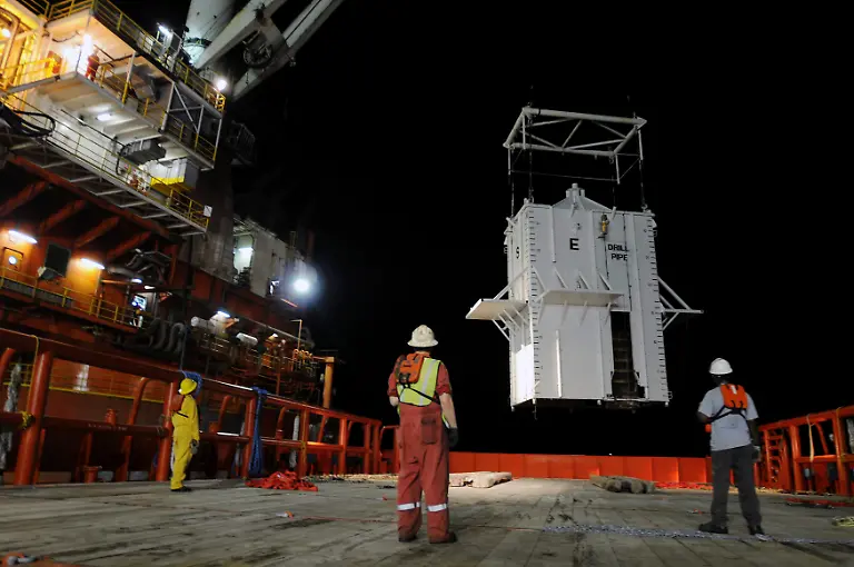 2010-05-07T134147Z-01-WAS472-RTRMDNP-3-OIL-RIG-LEAK-JPG1923113217051067121