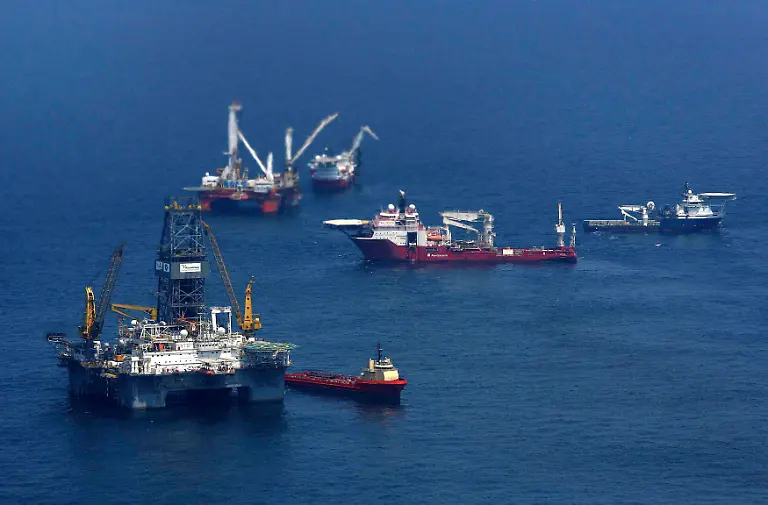 2010-05-08T194356Z-01-NEW008-RTRMDNP-3-OIL-RIG-LEAK-JPG972674224971991195