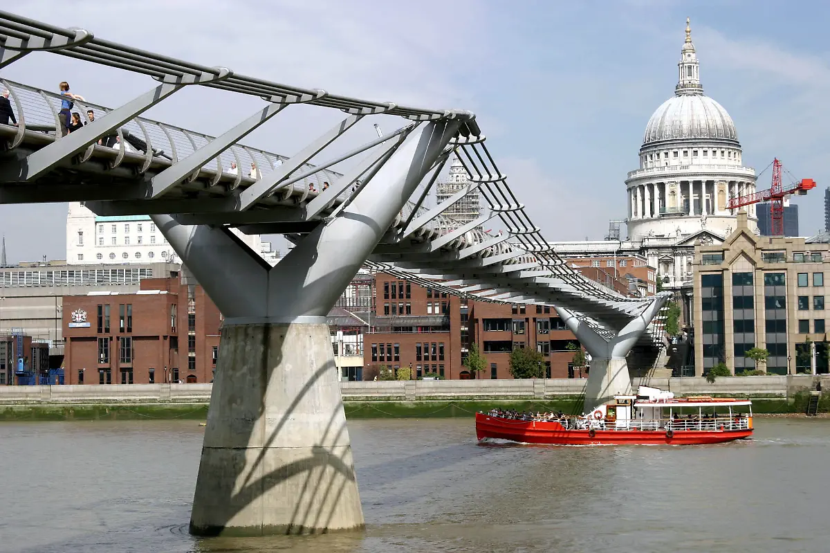 tate-bruecke-haeuser