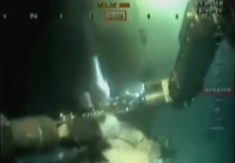 2010-05-07T143252Z-01-WAS05-RTRMDNP-3-OIL-RIG-LEAK-JPG7358260510005127172