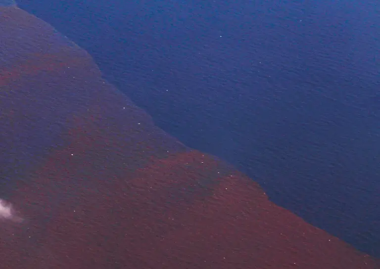 2010-05-07T233057Z-01-BKS05R-RTRMDNP-3-OIL-RIG-LEAK-JPG7008345149795746740