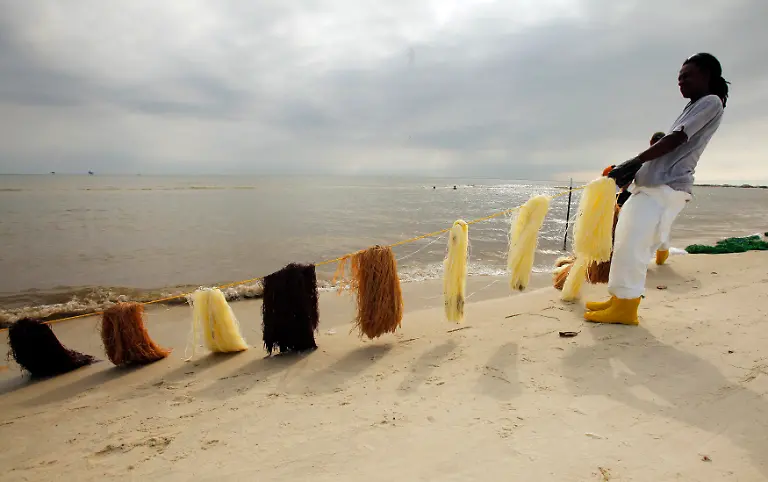 2010-05-08T233744Z-01-BKS20-RTRMDNP-3-OIL-RIG-LEAK-JPG7044091165786228120