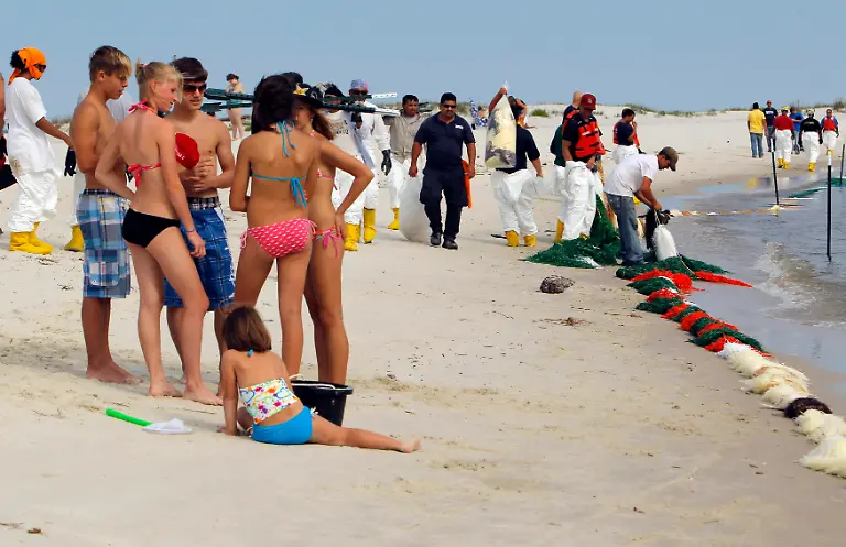 2010-05-08T233733Z-01-BKS19-RTRMDNP-3-OIL-RIG-LEAK-JPG7467380081402751002