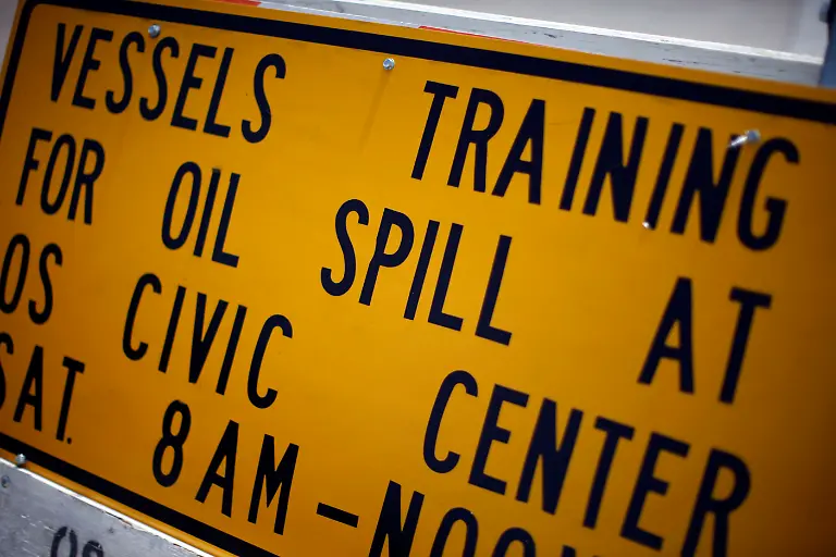 2010-05-09T174320Z-01-GUL03-RTRMDNP-3-ENVIRONMENT-OIL-JPG931460334381332904