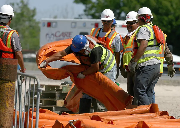 2010-05-10T204130Z-01-NEW004-RTRMDNP-3-OIL-RIG-LEAK-JPG3928802861776953939