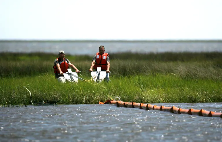 2010-05-10T204406Z-01-NEW003-RTRMDNP-3-OIL-RIG-LEAK-JPG7818335566353930745