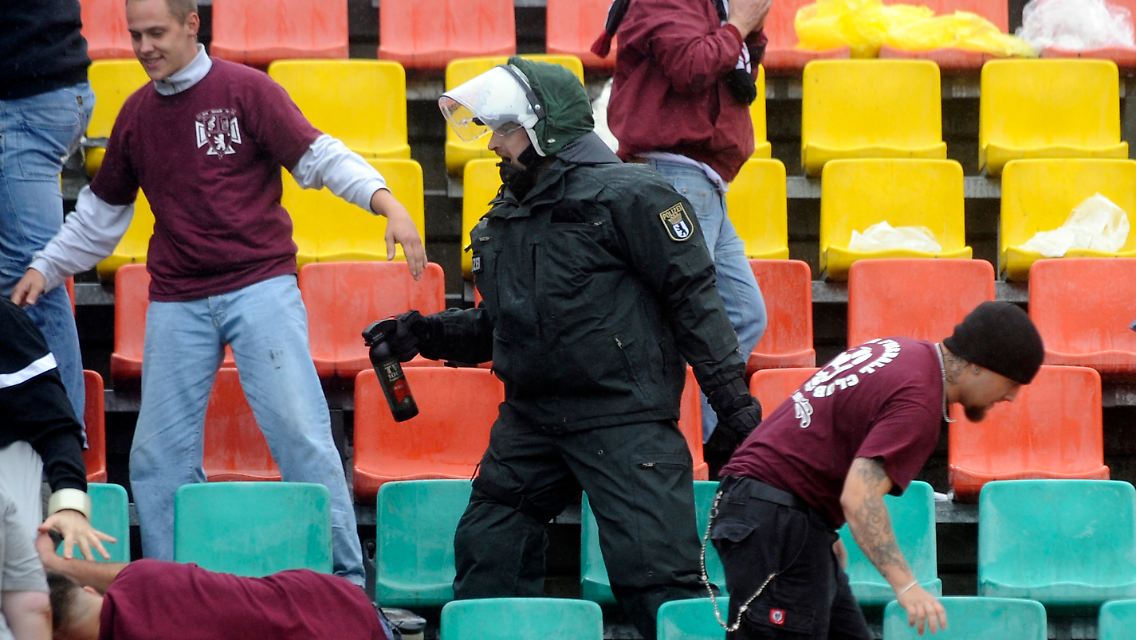 Randale nach dem Pokalspiel: Anhänger des BFC Dynamo im Gästeblock.