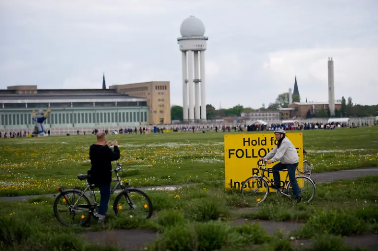DEU-Airport-Tempelhof-HAL102-jpg2851829896611759385