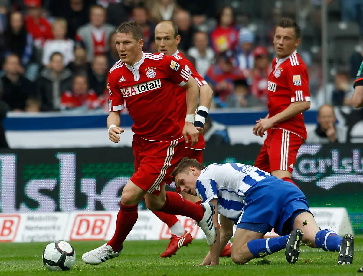 2010-05-08T144343Z-01-TPE07-RTRMDNP-3-SOCCER-GERMANY-JPG5703384523236582141