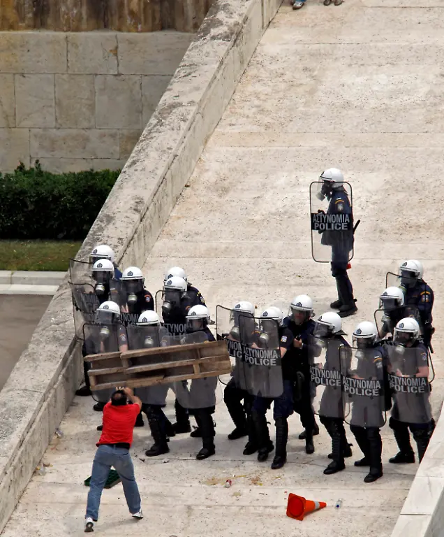 2010-05-05T111327Z-01-ATH10-RTRMDNP-3-GREECE-JPG6077126584355780038