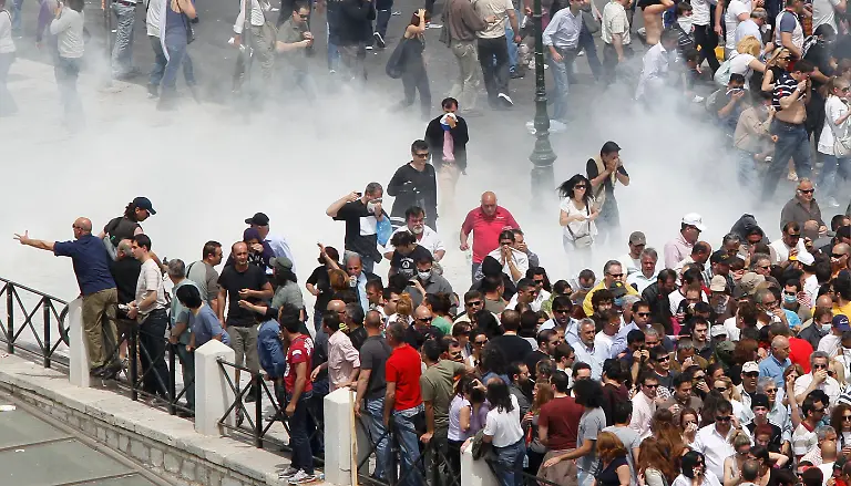 2010-05-05T113834Z-01-ATH13-RTRMDNP-3-GREECE-JPG2729764169166711528