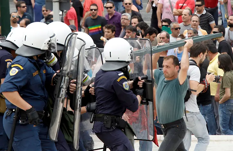 2010-05-05T114425Z-01-ATH14-RTRMDNP-3-GREECE-JPG2281185591918191798