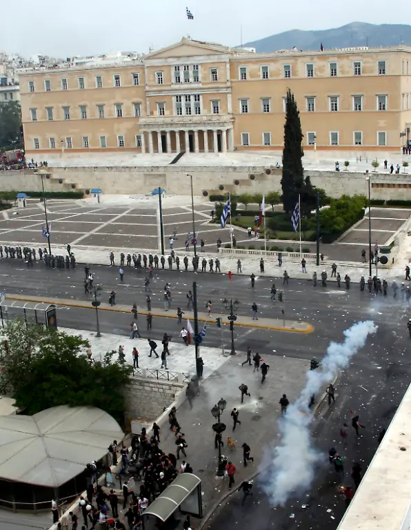 2010-05-05T120039Z-01-ATH15-RTRMDNP-3-GREECE-JPG7102861086355710192